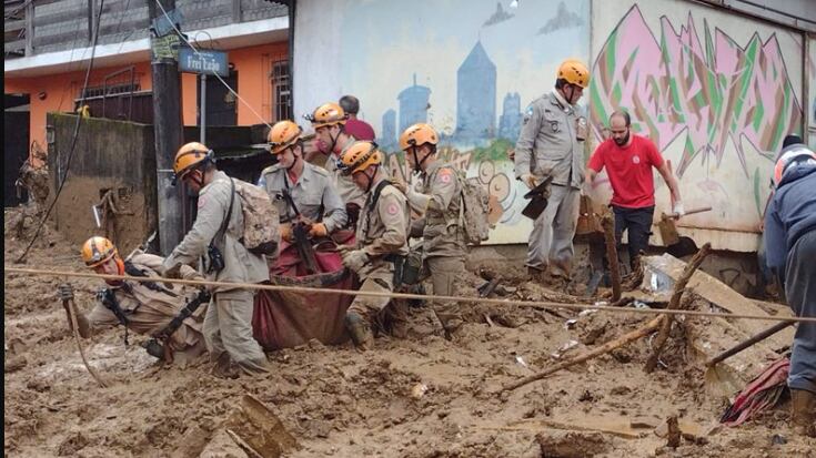 Familia muere abrazada tras tragedia e intensas lluvias en Brasil