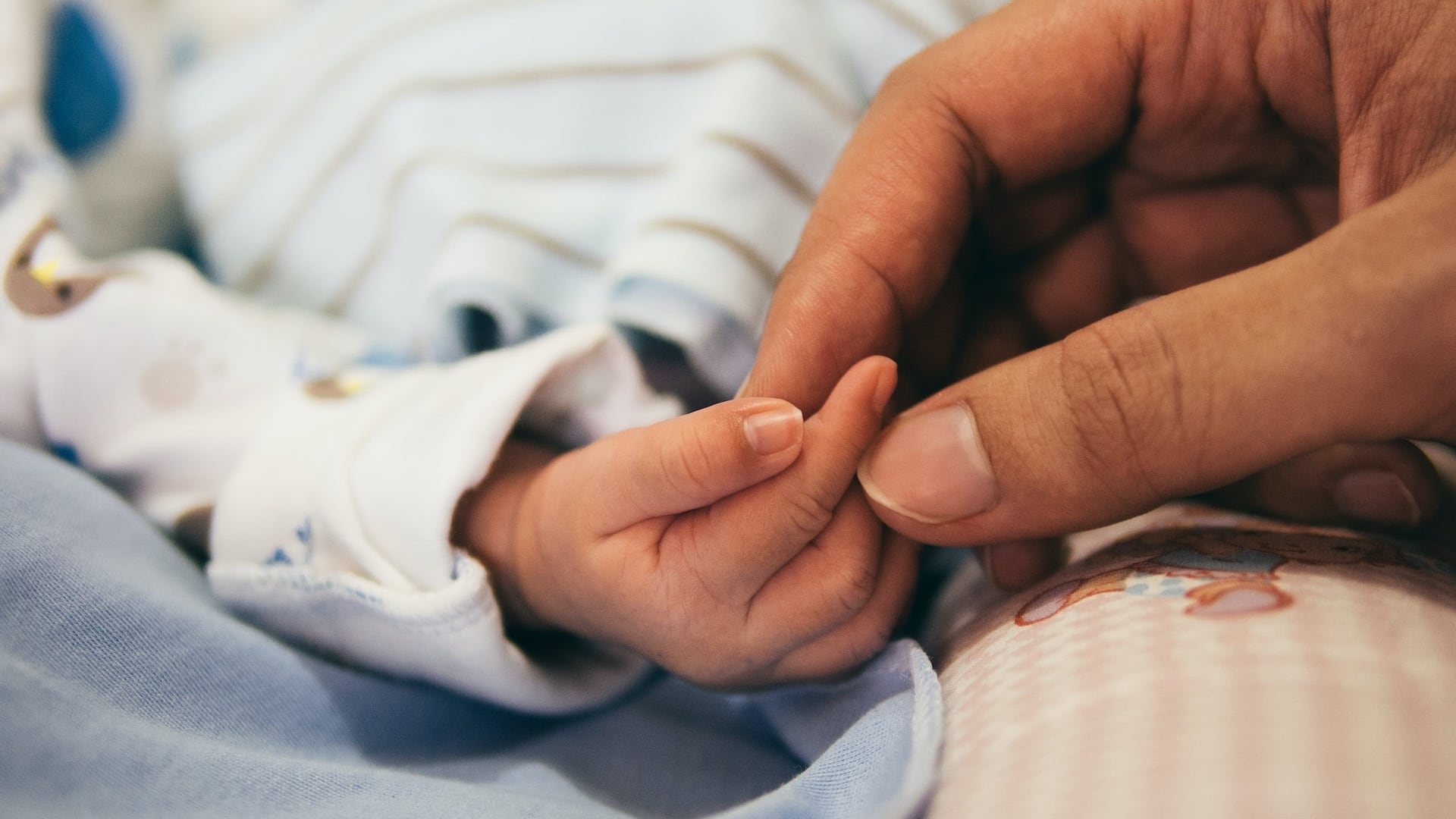 Foto de mamá con su bebé pequeño