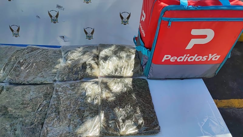 Quito: sujeto llevaba 22 fundas con droga en una maleta de ‘delivery’ al interior de un bus