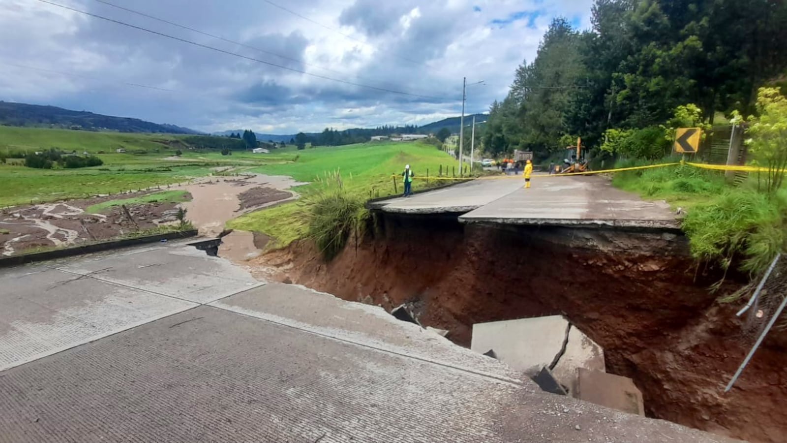 Vía Cuenca-Girón- Pasaje cerrada al tránsito vehicular