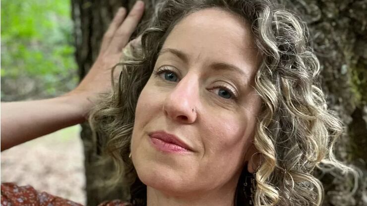 Mujer aseguró a que está en una relación erótica con un roble ya que ningún ser humano se puede comparar.