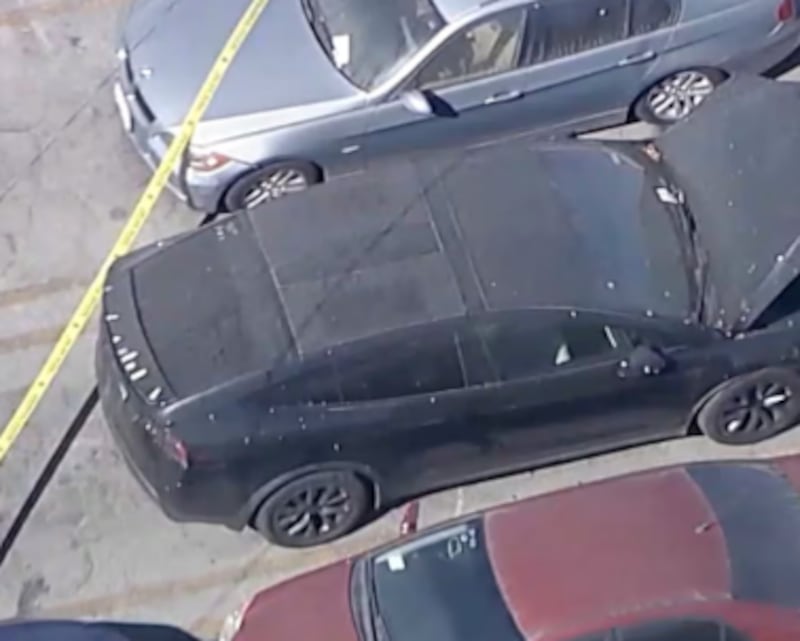 El Tesla del rapero D4vd, donde fue hallado el cuerpo de la adolescente, permanece bajo resguardo policial en Los Ángeles.