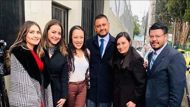 Joselyn Sánchez con sus abogados tras salir en libertad