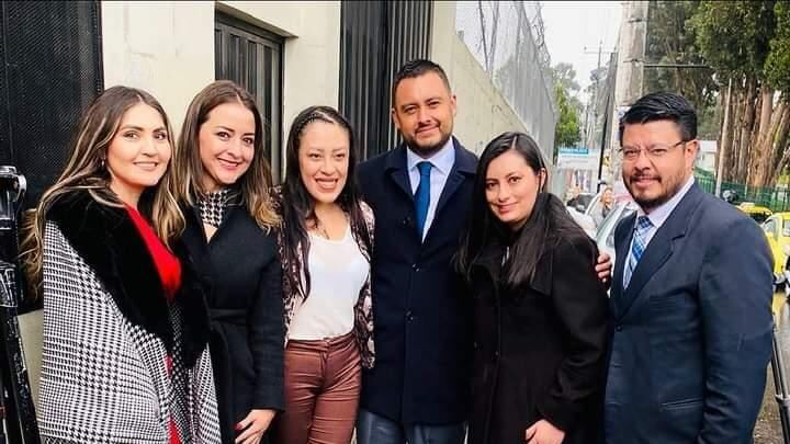 Joselyn Sánchez con sus abogados tras salir en libertad