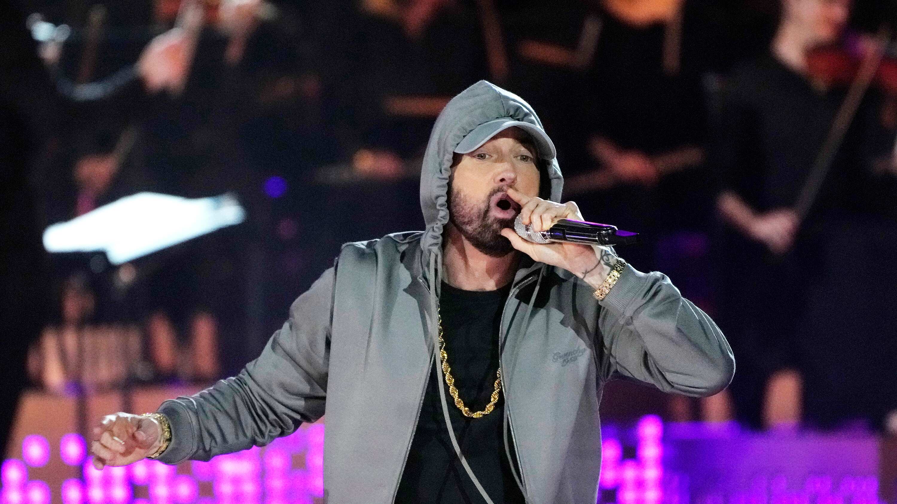 ARCHIVO - Eminem actúa durante el concierto "Live From Detroit: The Concert at Michigan Central", el 6 de junio de 2024, en Detroit. (Foto AP/Carlos Osorio, archivo)