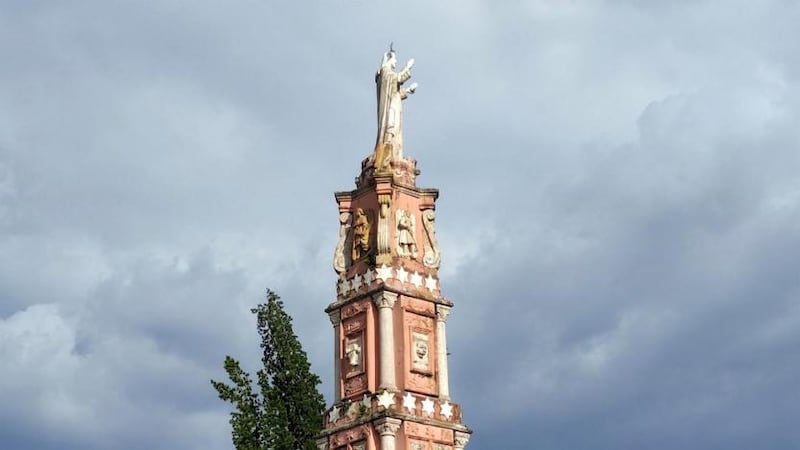Rayo cayó sobre monumento en Cuenca