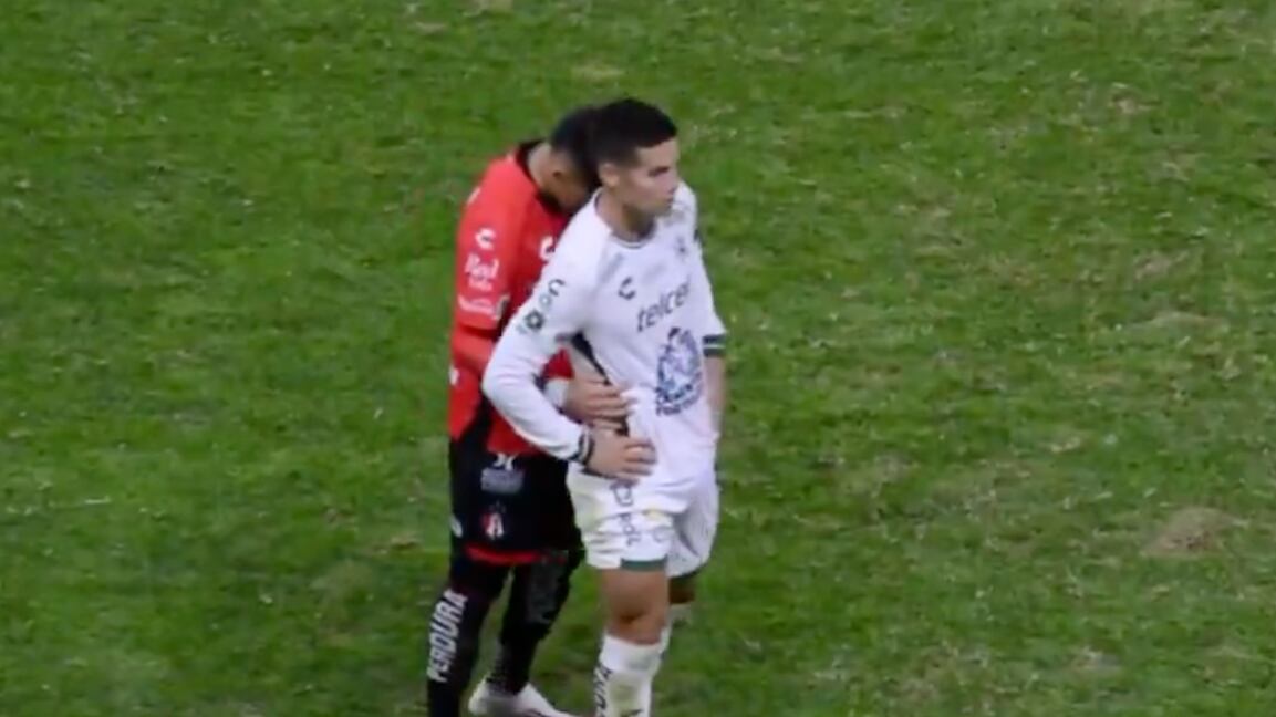 Diego González abrazando a James Rodríguez en la Liga MX