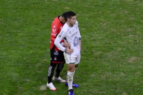 Jugador de Atlas y su gesto de admiración al enfrentar a James Rodríguez en México