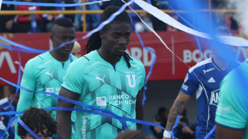 Liga de Quito sale a la cancha del estadio Campín para enfrentarse al Millonarios en la presentación del equipo colombiano.