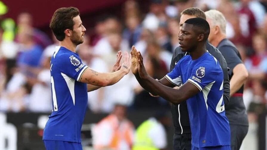 Moisés Caicedo con el Chelsea en su debut