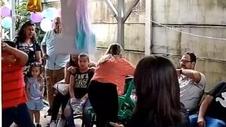 Niño golpea a señora con el palo de la piñata