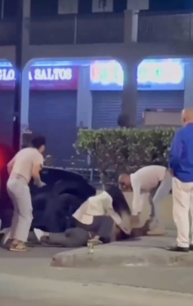 Estrelló la cabeza de una mujer contra el pavimento en Samborondón