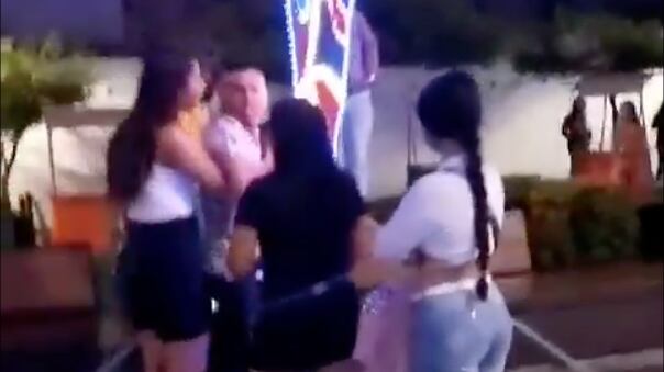 Video muestra el momento en que sorprendió a su pareja con su amante contemplando luces de navidad.