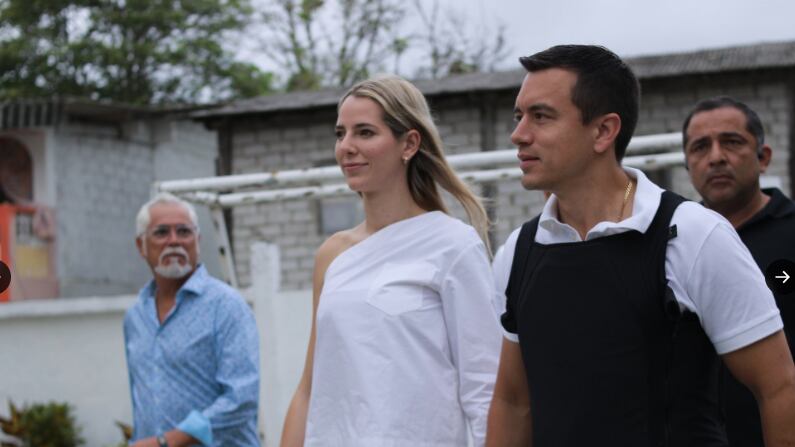 Lavinia Valbonesi junto al presidenciable Daniel Noboa