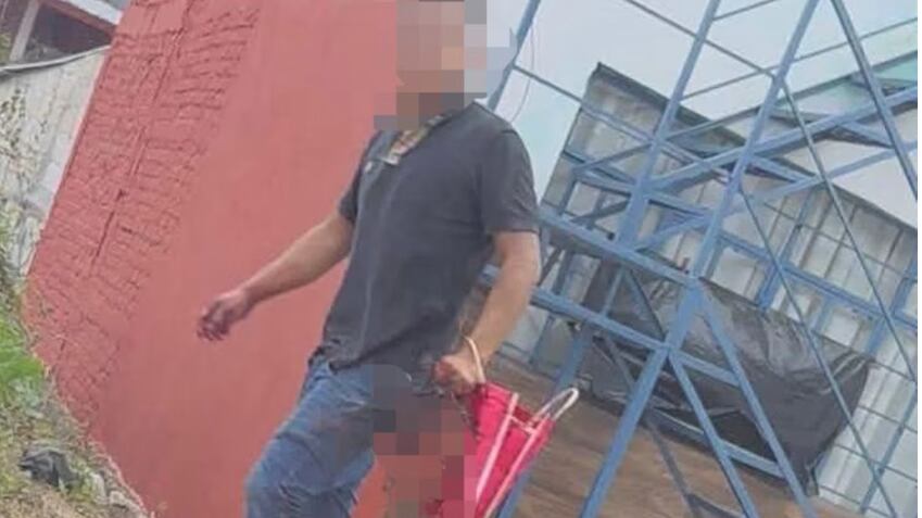 Hombre caminó con una cabeza humana por la calle