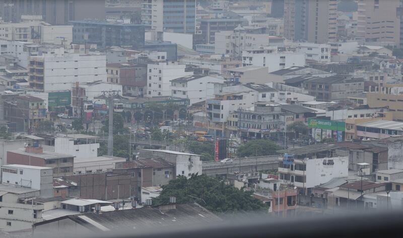 Una especie de neblina cubre varias zonas de Guayaquil