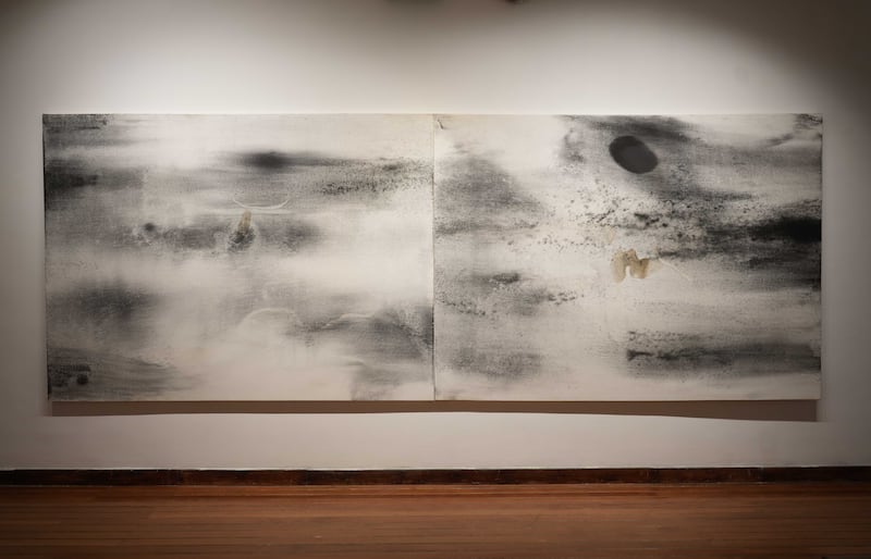 La muestra colectiva reúne a ocho artistas ecuatorianos y propone una nueva mirada sobre el territorio a través de una experiencia sensorial y conceptual