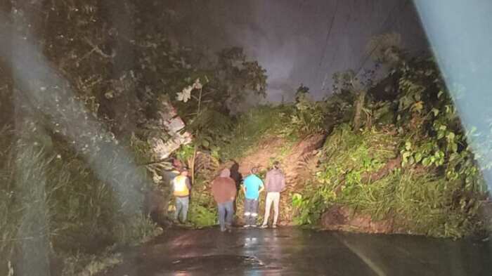 La vía Mitad del Mundo- Río Blanco permanecerá cerrada por deslizamientos de tierra