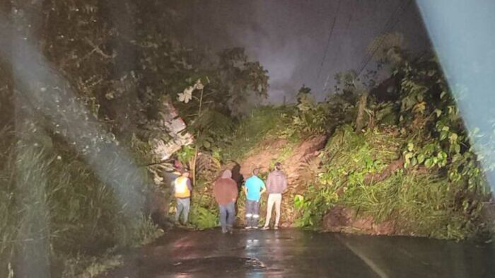 La vía Mitad del Mundo- Río Blanco permanecerá cerrada por deslizamientos de tierra