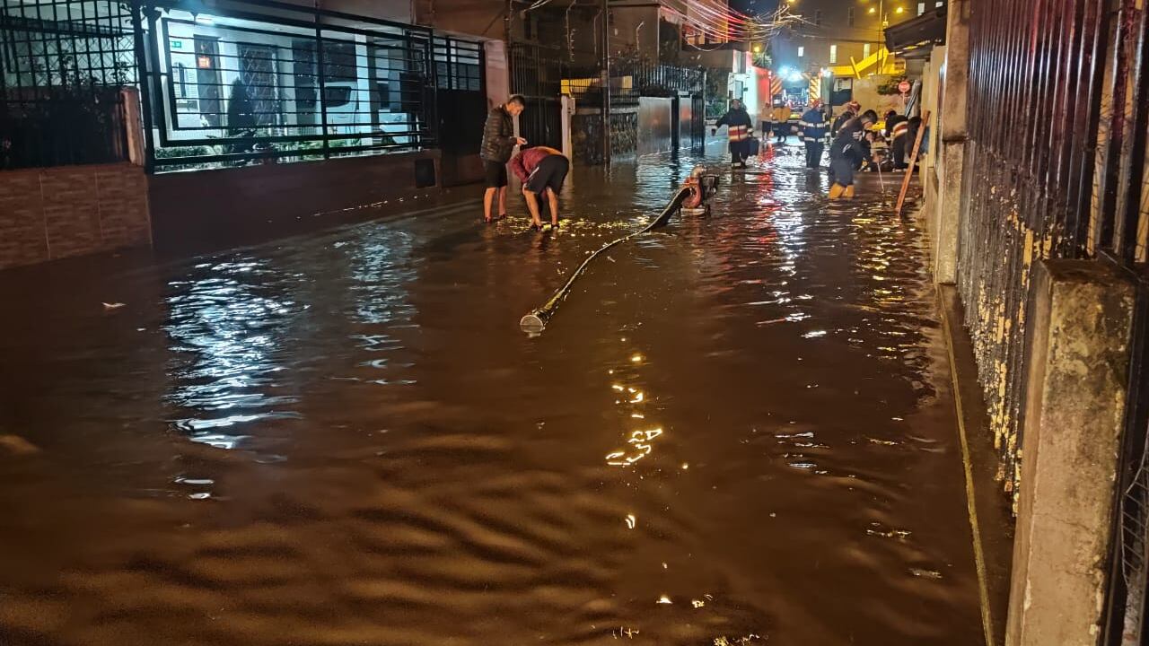 Se desbordó una quebrada en el sector de La Pulida