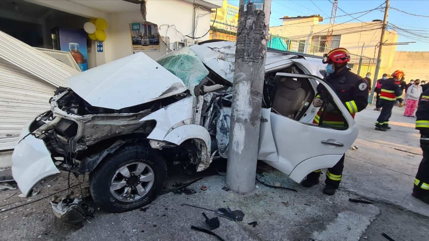 Una persona falleció tras chocarse con un poste de luz en el norte de Quito