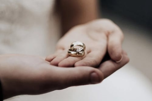 Novios turcos se casan y renuncian a su boda: descubre por qué