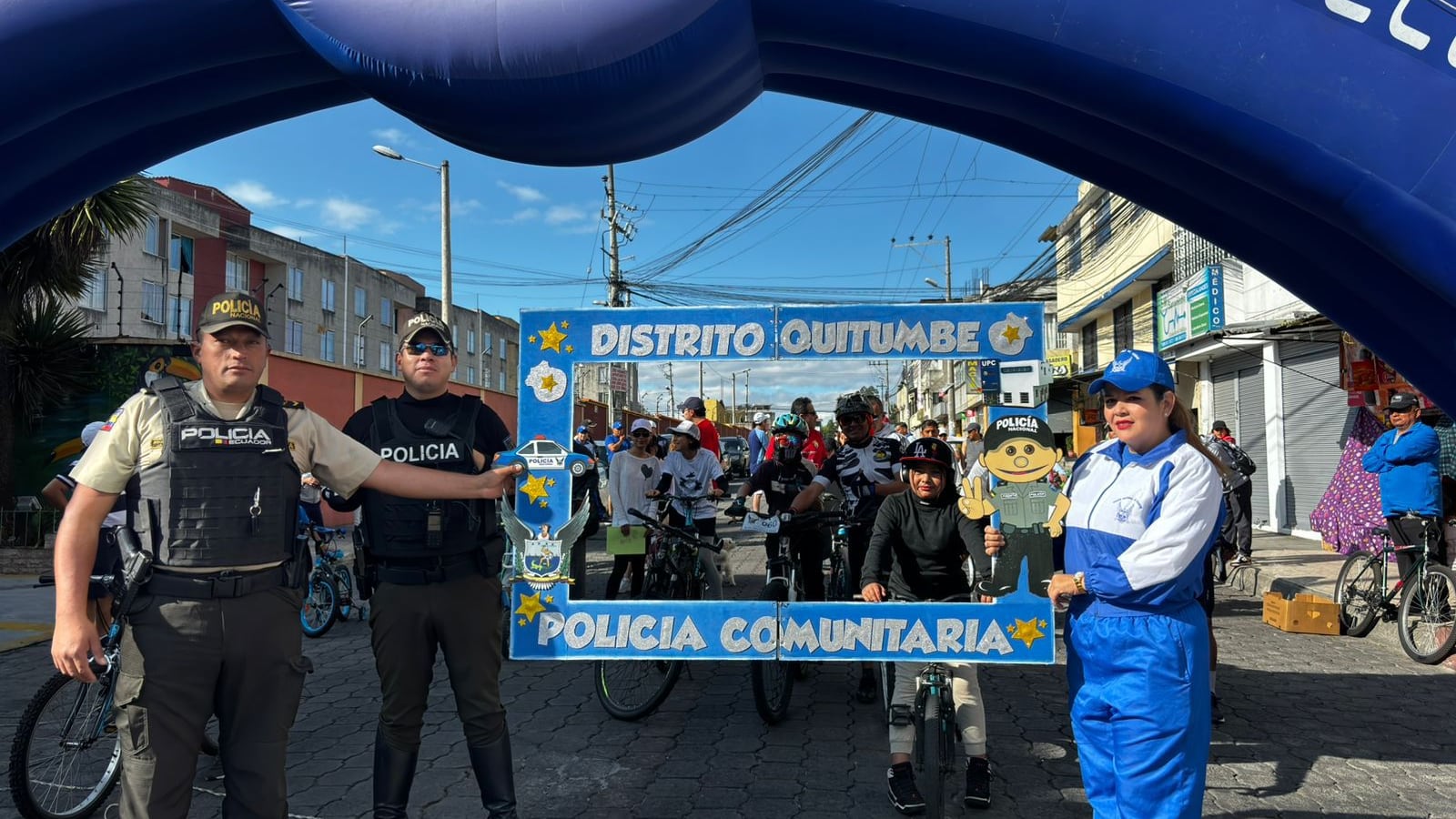 Policía realiza ciclopaseo familiar por la seguridad en Quito