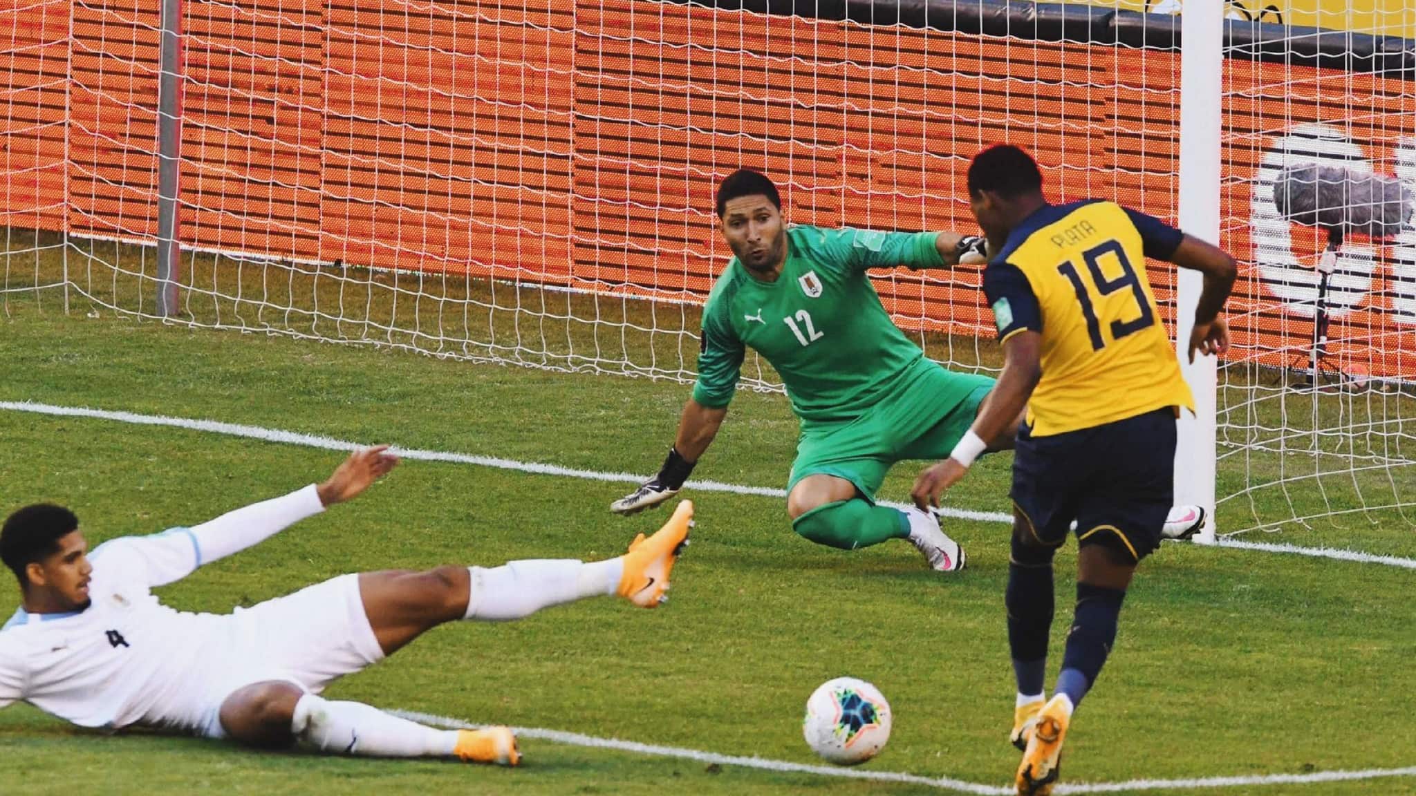 Gonzalo Plata marcándole a Uruguay con Ecuador
