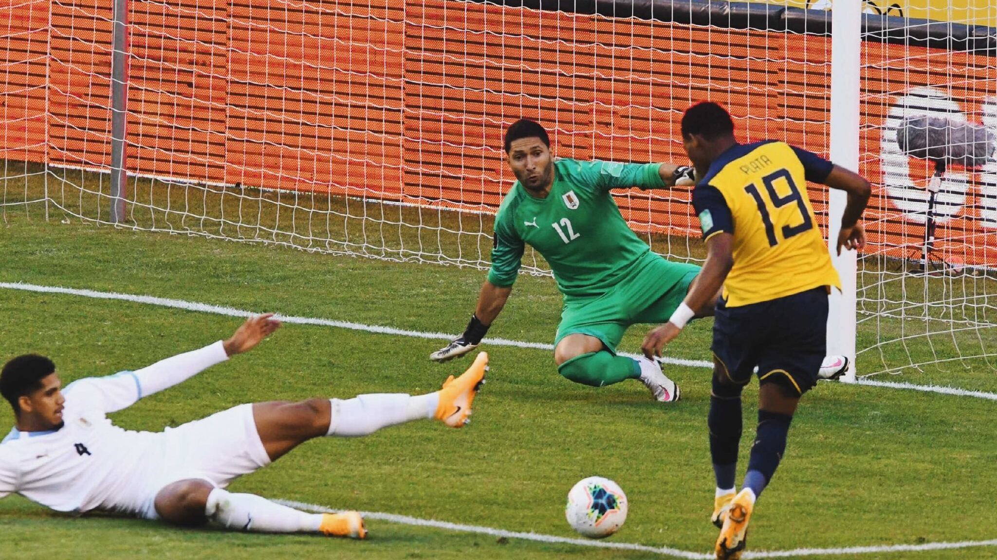 Gonzalo Plata marcándole a Uruguay con Ecuador