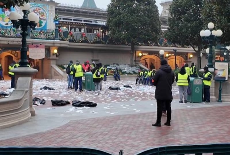 Huelga de trabajadores de limpieza en Disneyland París.