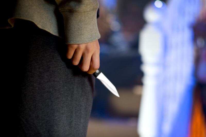 Mujer fue agredida con un cuchillo en una plaza pública a plena luz del día.