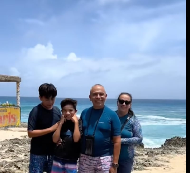 El fuerte soplo del Hoyo Soplador lanzó el celular al vacío ante la mirada atónita de los turistas en San Andrés.