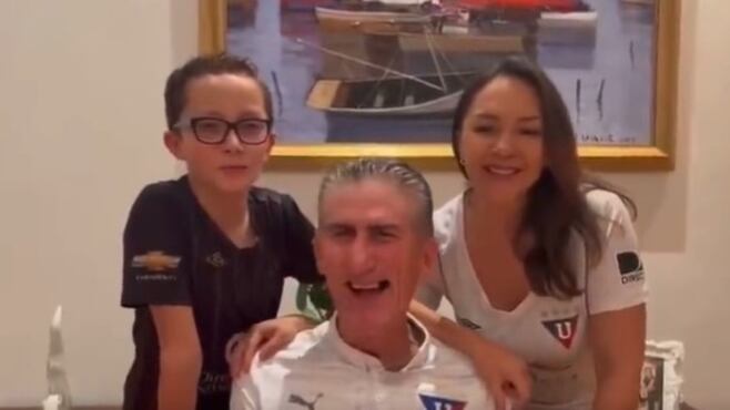 Edgardo Bauza con la camiseta de Liga de Quito