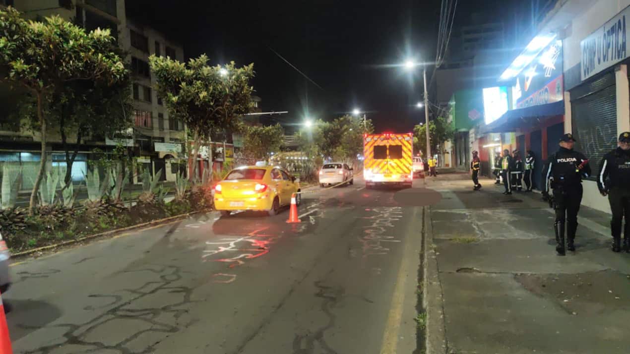 Peatón murió atropellado por un bus en la avenida 10 de Agosto, norte de Quito