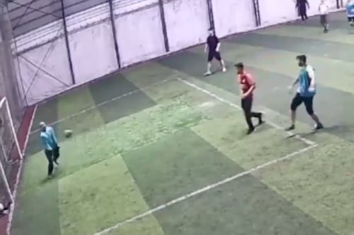 Video: portero se desploma y muere tras recibir un balonazo