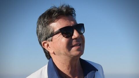 Andrés Valencia celebra 50 años de carrera musical con un concierto íntimo e inolvidable