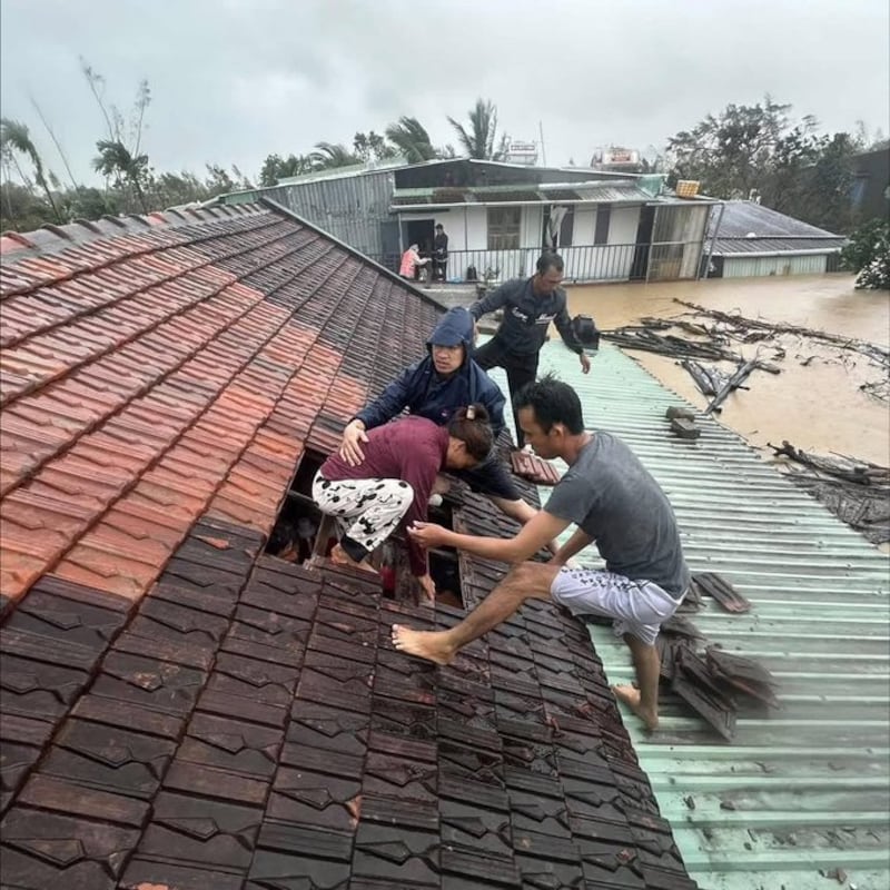 Crece del río arrasa un puente y agrava la emergencia en Vietnam.