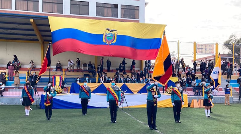 Estudiantes de 3ro Bachillerato jurando la bandera nacional ecuatoriana