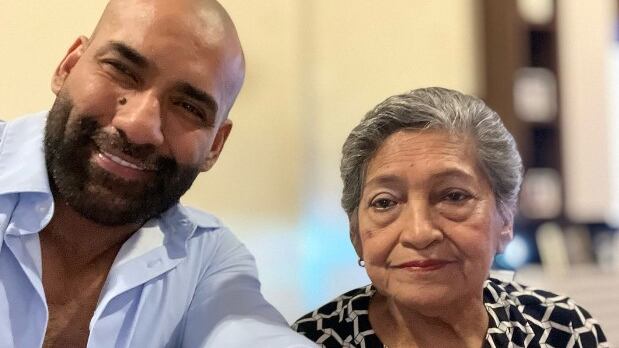 Julio César Medina junto a su madre