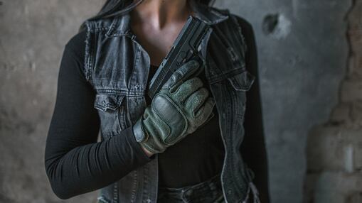 Mujer asesinó a sus padres y convivió con sus cuerpos