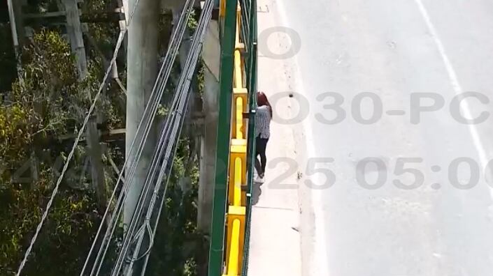 Rescatan a mujer en el puente de Gualo, en Quito