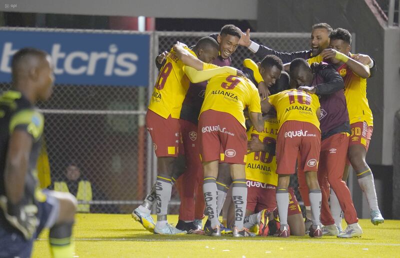 Aucas festeja vs Gualaceo