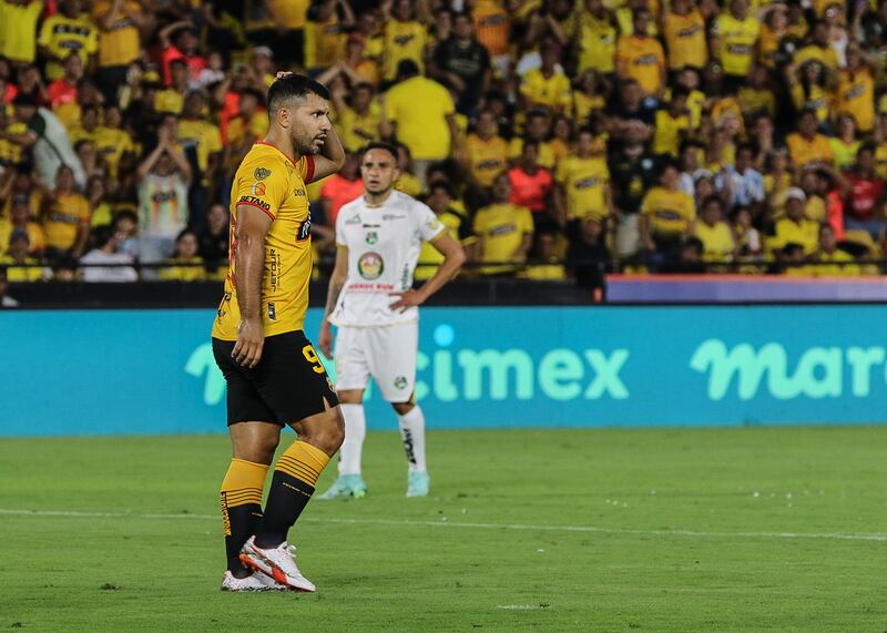 AME9871. GUAYAQUIL (ECUADOR), 28/01/2023.- El exfutbolista argentino Sergio 'Kun' Agüero participa hoy en la Noche Amarilla del Barcelona ecuatoriano, donde el club de la ciudad de Guayaquil juega un amistoso contra el Mushuc Runa y que servirá de partido de despedida para el también argentino Matías 'Pony' Oyola, en Guayaquil (Ecuador). EFE/ Jhonatan Miranda