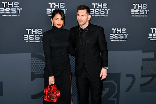 ¿Vieron la cartera de Antonela Roccuzzo, en los premios The Best, sabes cuánto cuesta?