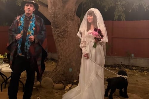 Jenny Lewis, vocalista de Rilo Kiley, se casó con su perro por su cumpleaños 50