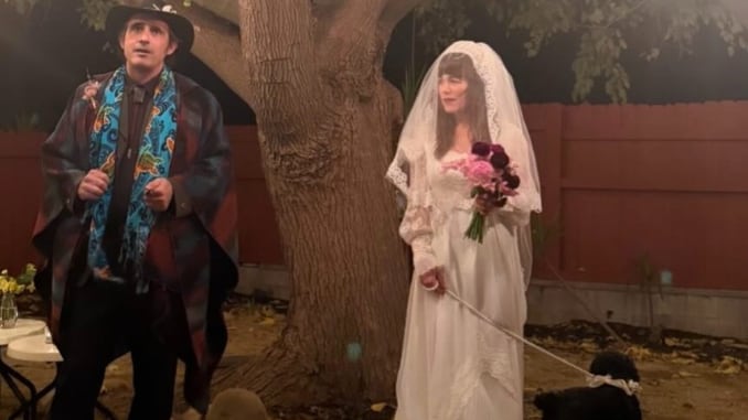 Jenny Lewis se casa con su perro - Fuente: Foto de X