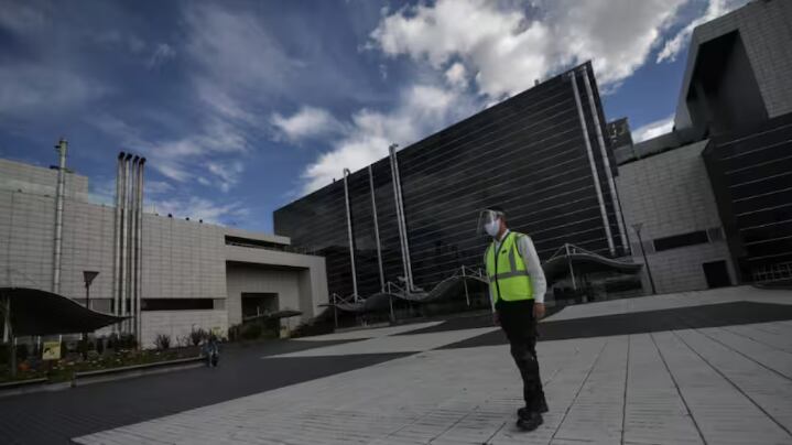 Niña de cinco años murió aplastada por un vidrio en Colombia
