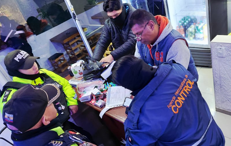 Clausuran bar que se promocionaba como “club swinger” y ofrecía encuentros sexuales