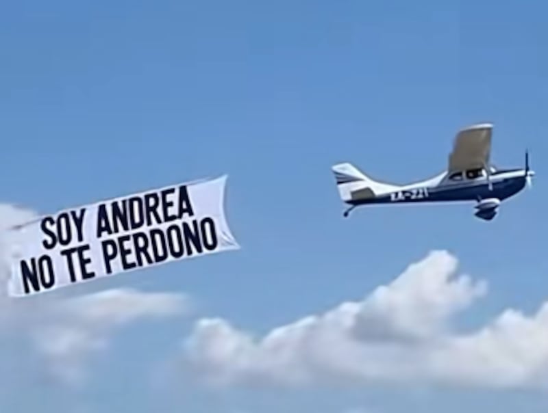 Un gesto de amor y arrepentimiento sorprende a San Pedro Sula: una avioneta sobrevuela la ciudad con un mensaje que cautivó a las redes sociales