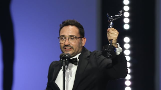 El director y productor español Juan Antonio García Bayona recibe su premio a mejor dirección por 'La sociedad de la nieve'